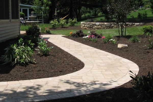 mulch-paver-path-plants